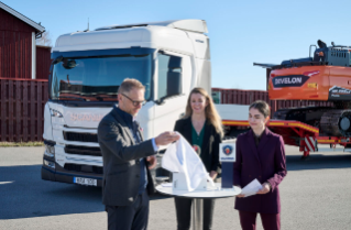 Auf den ersten Blick ist der Elektro-Lkw kaum von seinem dieselbetriebenen Bruder zu unterscheiden. In den Abmessungen und bei den Beladungsmöglichkeiten steht der elektrifizierte Scania 25P in nichts nach.