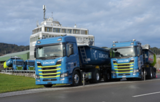 Deux des nouveaux tracteurs routiers 4x2, qui disposent d'un 2e essieu à entraîne-ment hydraulique sur la semi-remorque à benne basculante à 3 essieux.