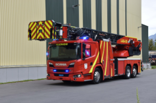 Die neue Autodrehleiter (ADL) der EMS-CHEMIE wurde auf einem Scania L360 B 6x2*4 NB realisiert.