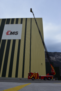 Pour la protection et le sauvetage, le nouveau camion-échelle d'EMS-CHEMIE doit pouvoir couvrir des bâtiments jusqu'à 42 m de haut.