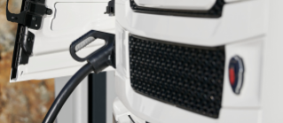 Scania Charging Access wird verschiedene Ladenetzwerke unter einer Servicelösung zusammenfassen und damit Transport-Unternehmen in ganz Europa zu fairen Preisen einen mühelosen Zugang zu Lkw-tauglichen Ladestationen ermöglichen.