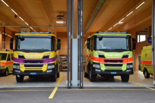 Die beiden neuen und vom Fahrgestell her identischen Scania P410 B 4x4 HA der Feuerwehr Zumikon und Küsnachterberg.
