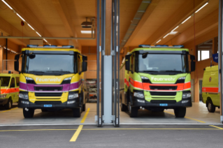 Les deux nouveaux Scania P410 B 4x4 HA, identiques au niveau du châssis, des pompiers de Zumikon et de Küsnachterberg.