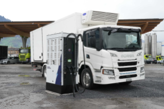 Der erste öffentliche E-Truck-Ladepark in der Schweiz wird durch die Käppeli Logis-tik AG und der Scania Schweiz AG in Sargans realisiert
