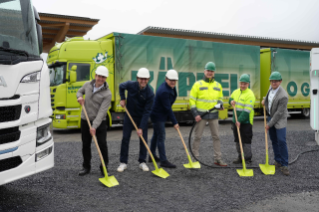 Symbolischer Spatenstich für den ersten Schweizer E-Truck-Ladepark in Sargans: V.l.n.r.: Stephan Oberli (Sales Director Scania Schweiz AG), Jonas Nordh (Sustainability Director Scania Schweiz AG), Francesco Romano (Managing Direc-tor Scania Schweiz AG), Mike Ritter (Geschäftsführer Käppeli Logistik AG), Stefan Kehl (Werkstattleiter Käppeli Logistik AG) und Tim Kuschel (Mitglied der Geschäfts-leitung, Leiter Unternehmenslogistik und Controlling Käppeli Logistik AG).