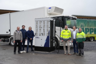 tolz über die eigene Initiative und das bislang Erreichte. V.l.n.r.: Stephan Oberli (Sa-les Director Scania Schweiz AG), Jonas Nordh (Sustainability Director Scania Schweiz AG), Francesco Romano (Managing Director Scania Schweiz AG), Mike Ritter (Geschäftsführer Käppeli Logistik AG), Tim Kuschel (Mitglied der Geschäftslei-tung, Leiter Unternehmenslogistik und Controlling Käppeli Logistik AG) und Stefan Kehl (Werkstattleiter Käppeli Logistik AG).