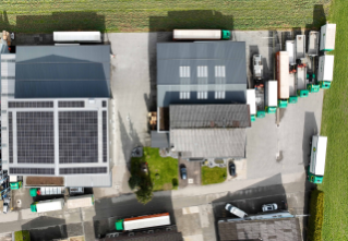 Umweltschutz und Nachhaltigkeit sind bei der DusSteinmann Transporte AG keine leeren Worte. Sonst hätte man das Dach des neuen Gebäudes nicht für eine Pho-tovoltaik-Anlage genutzt.
