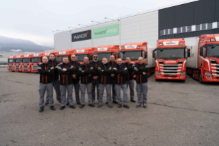 Die glücklichen Fahrer vor ihren neuen Scania Sattelzugmaschinen.