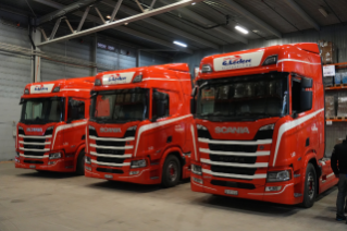 Drei der insgesamt zwölf neuen Scania stehen für eine ausführliche Fahrzeugin-struktion und –übergabe bereit.