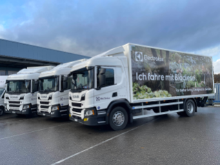 Dank Verwendung von 100% Biodiesel können die drei neuen Lastwagen über 80% CO2 gegenüber herkömmlichen Verbrenner-Fahrzeugen einsparen.