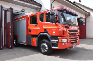 Das erste von insgesamt drei Scania Feuerwehr-Fahrzeuge ist ein Tanklösch-Fahrzeug.