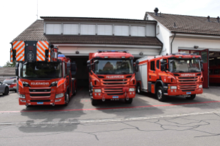 Die Feuerwehr Dornach vertraut auf Scania Basis-Fahrzeuge; v.l.n.r. P360 B 4x2 ADL Jg. 2023, P360 CB 4x4 Rüstfahrzeug Jg. 2018 und ein P360 CB 4x4 TLF