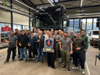 Scania Schweiz AG à Saint-Gall-Winkeln emploie actuellement 27 personnes. Parmi eux, de nombreux employés de longue date et des apprentis. Après le travail, les participants ont trinqué ensemble à cet anniversaire.