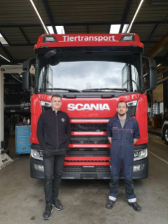 Seit 25 Jahren wichtige Stützen bei der Scania Schweiz AG in St. Gallen-Winkeln; Damir Kovacevic (li.) und Thomas Müller.