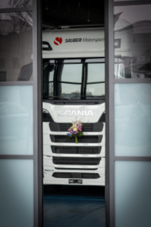 Tor auf für die Scania Trucks beim Stake F1 Team Kick Sauber in Hinwil.
