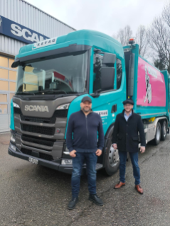 Erich Lehmann, Chauffeur vom neuen Scania freut sich ebenso wie Matthieu Von-lanthen über das neue, moderne und umweltfreundliche Fahrzeug.