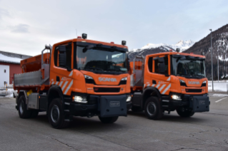 Gleich zwei neue Scania 420P B 4x4 HZ XT durfte das Tiefbauamt Graubünden für seinen Bezirk 4 in Scuol in Betrieb nehmen.