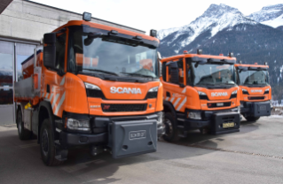 Für harte Wintereinsätze konzipiert und ausgerüstet. Die beiden Scania 420P B 4x4 HZ XT mit Winterdienstvorbereitung.