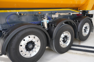 Die gewählte Auflieger-Achskonfiguration erlaubt eine Achsaggregatlast von 27 Tonnen. Im Zusammenhang mit dem höheren Leergewicht des LKW und den erlaubten 42 Tonnen Ge-samtgewicht können so die gesetzlichen Achslasten besser eingehalten werden.