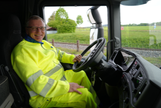 Fahrer Thomas Lee freut sich bereits riesig auf seine ersten Einsätze mit dem BEV Scania