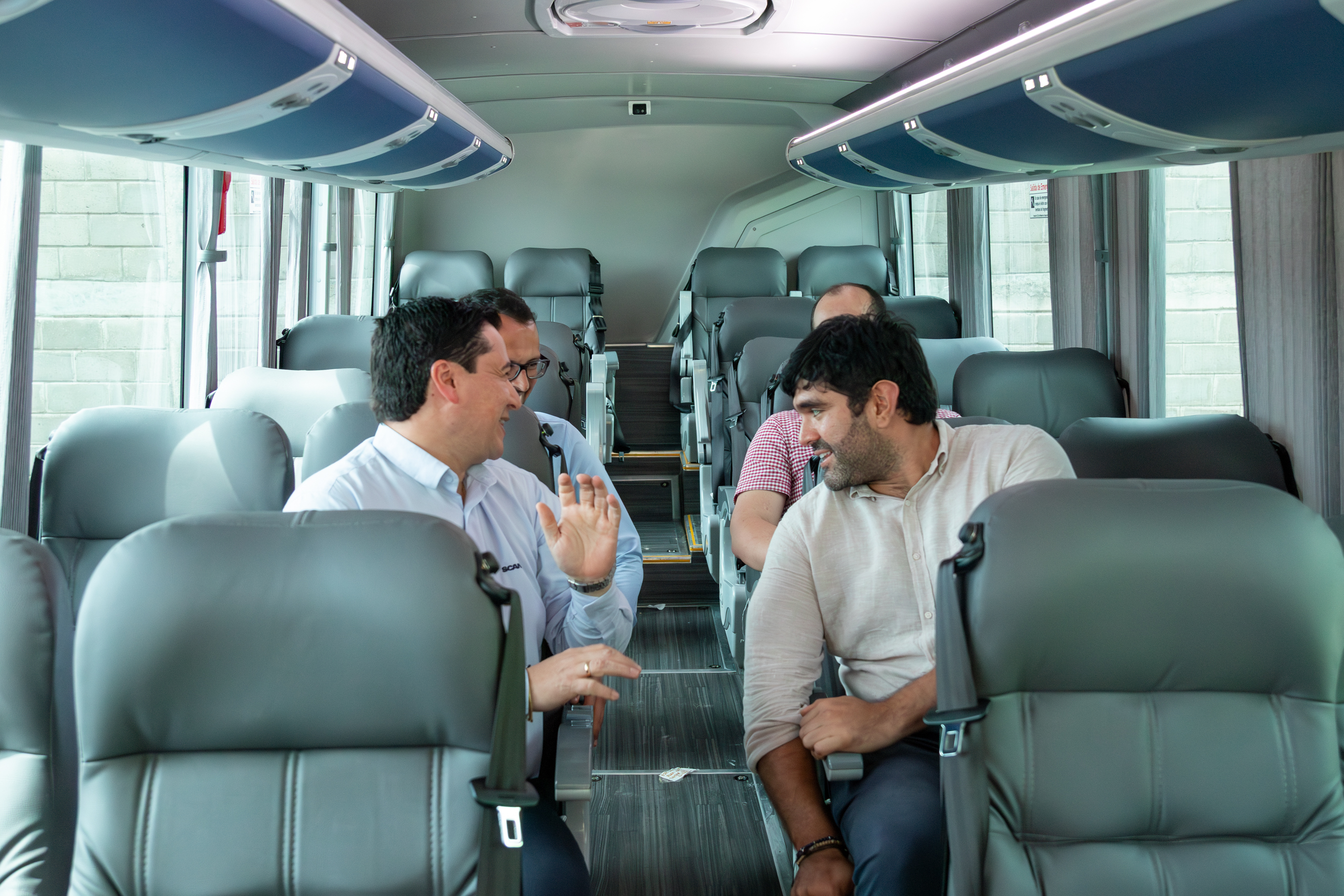 ● Scania entregó seis unidades del nuevo MidBus K320 a Expreso Brasilia, las cuales están destinadas al servicio de transporte de personal en mina en la costa atlántica

● Actualmente, alrededor del 85% de la flota de Expreso Brasilia es Scania, con más de 380 buses operando en el segmento de pasajeros.