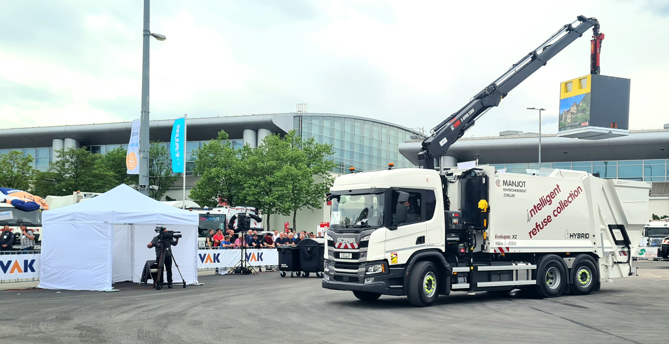 Scania et Manjot Environnement presentent un porteur grue hybride rechargeable Scania France