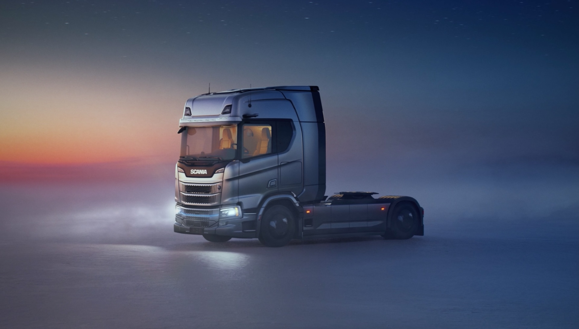 Bekijk de Scania Dynamic vrachtwagen in een 360° weergave. Krijg een gedetailleerde blik op het gedurfde exterieurontwerp, de aërodynamische kenmerken, de premium cabine en de krachtige uitstraling op de weg vanuit elke hoek. Deze video geeft je een beter beeld van de moderne styling, functionaliteit en het prestatiegerichte ontwerp van de Scania Dynamic vrachtwagen. Perfect voor vrachtwagenliefhebbers, wagenparkbeheerders en iedereen die geïnteresseerd is in Scania vrachtwagens, zware voertuigen, commercieel transport en vrachtwagenontwerp van de volgende generatie.