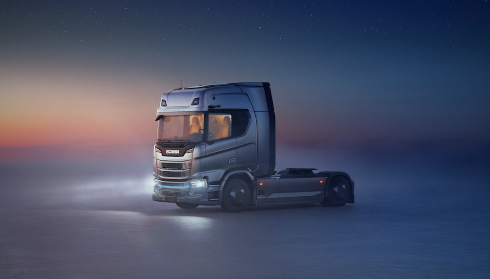Bekijk hoe de Scania Dynamic vrachtwagen in het middelpunt blijft terwijl het weer om hem heen verandert - en optimale prestaties - vertrouwen en comfort biedt onder alle omstandigheden.