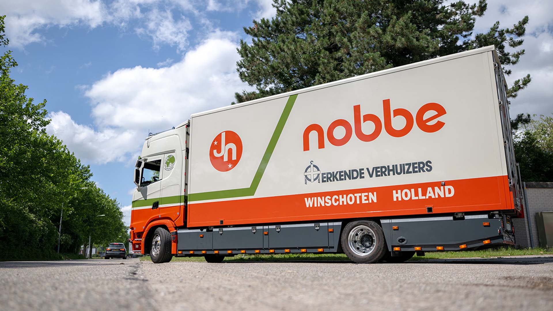 Rotating Nobbe Verhuisbedrijf Nobbe BV maakt statement met opvallende Scania 660S V8 ...