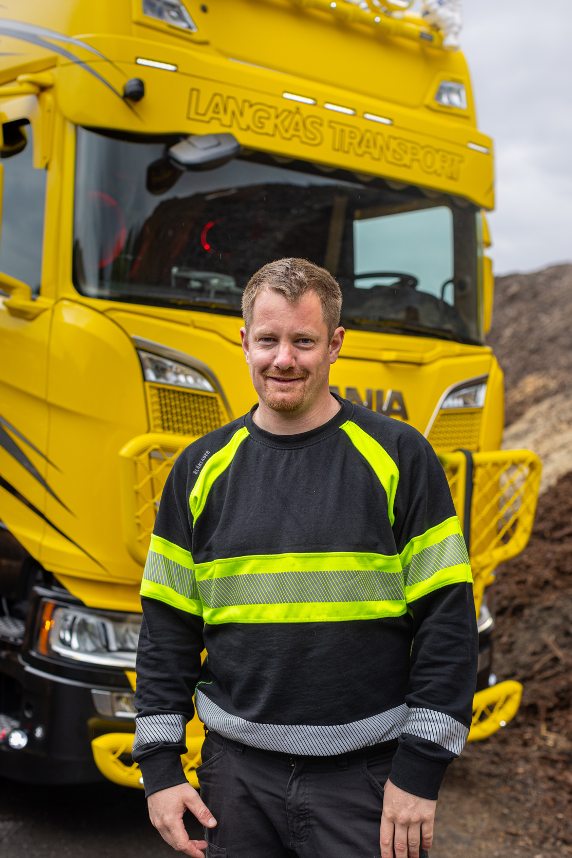 Det gamle tømmermottaket på Langmosaga. Tømmer heises av tømmerbil. Berger  Langmoen A/S, Brumunddal. - PICRYL - Public Domain Media Search Engine  Public Domain Search, image size:1113x1668