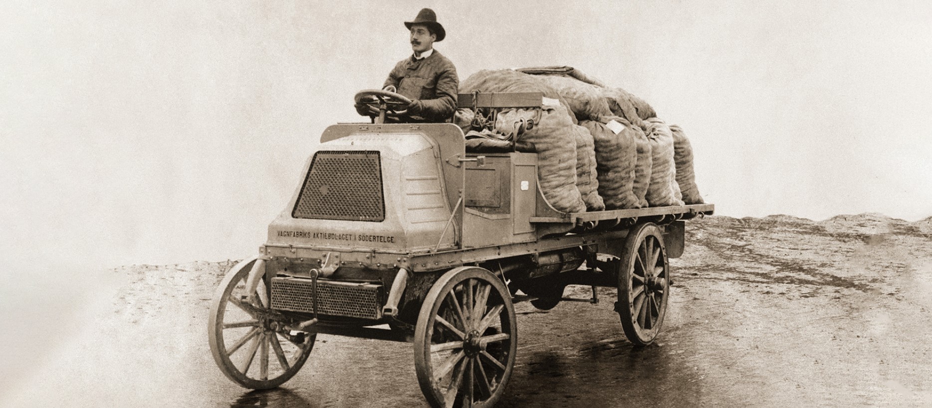 Historisk fotografi af Vabis’ første lastbil fra 1902