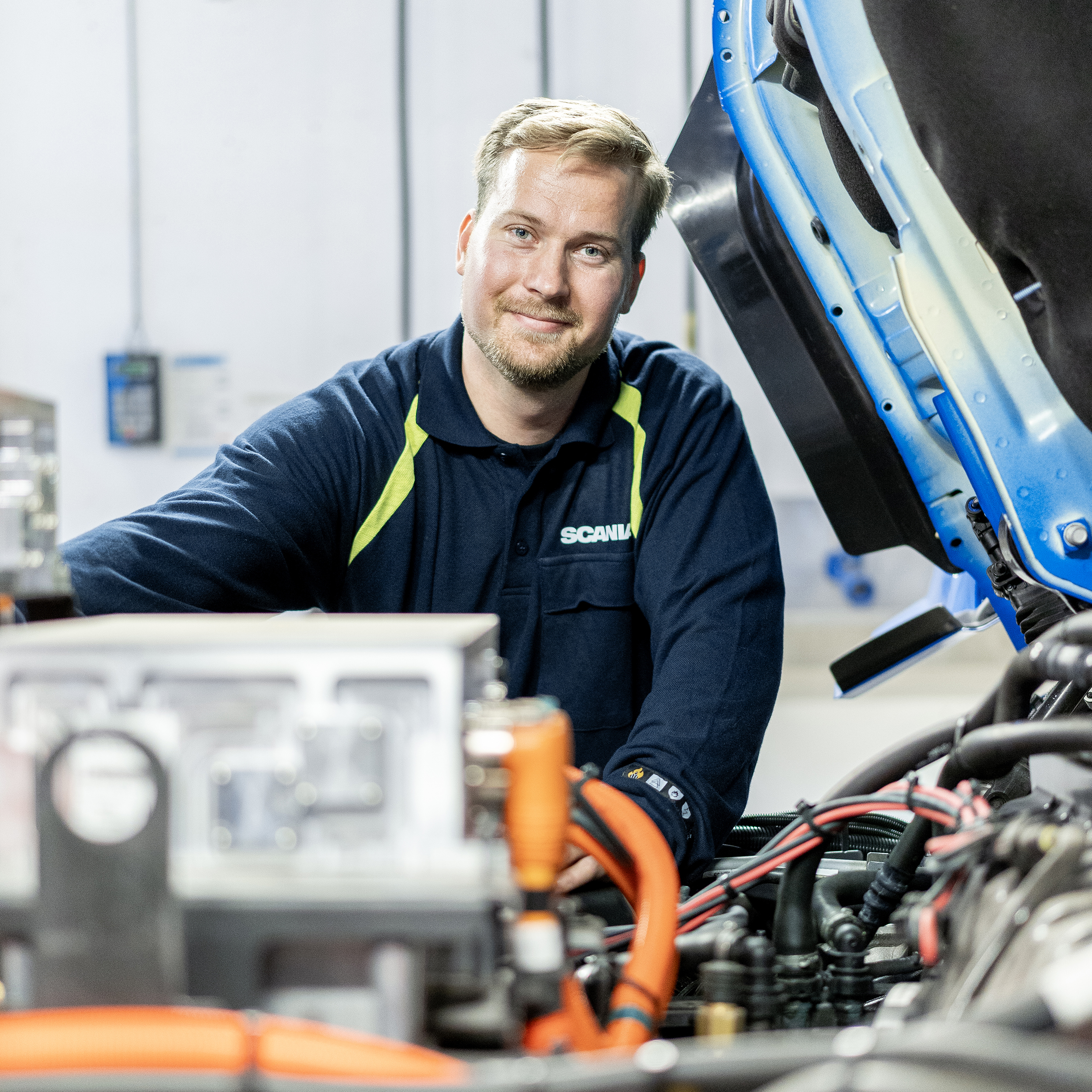 Scania servicetekniker vid ellastbil