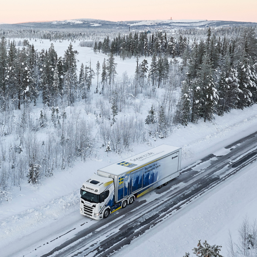 Scania Super lastbil på vinterväg
