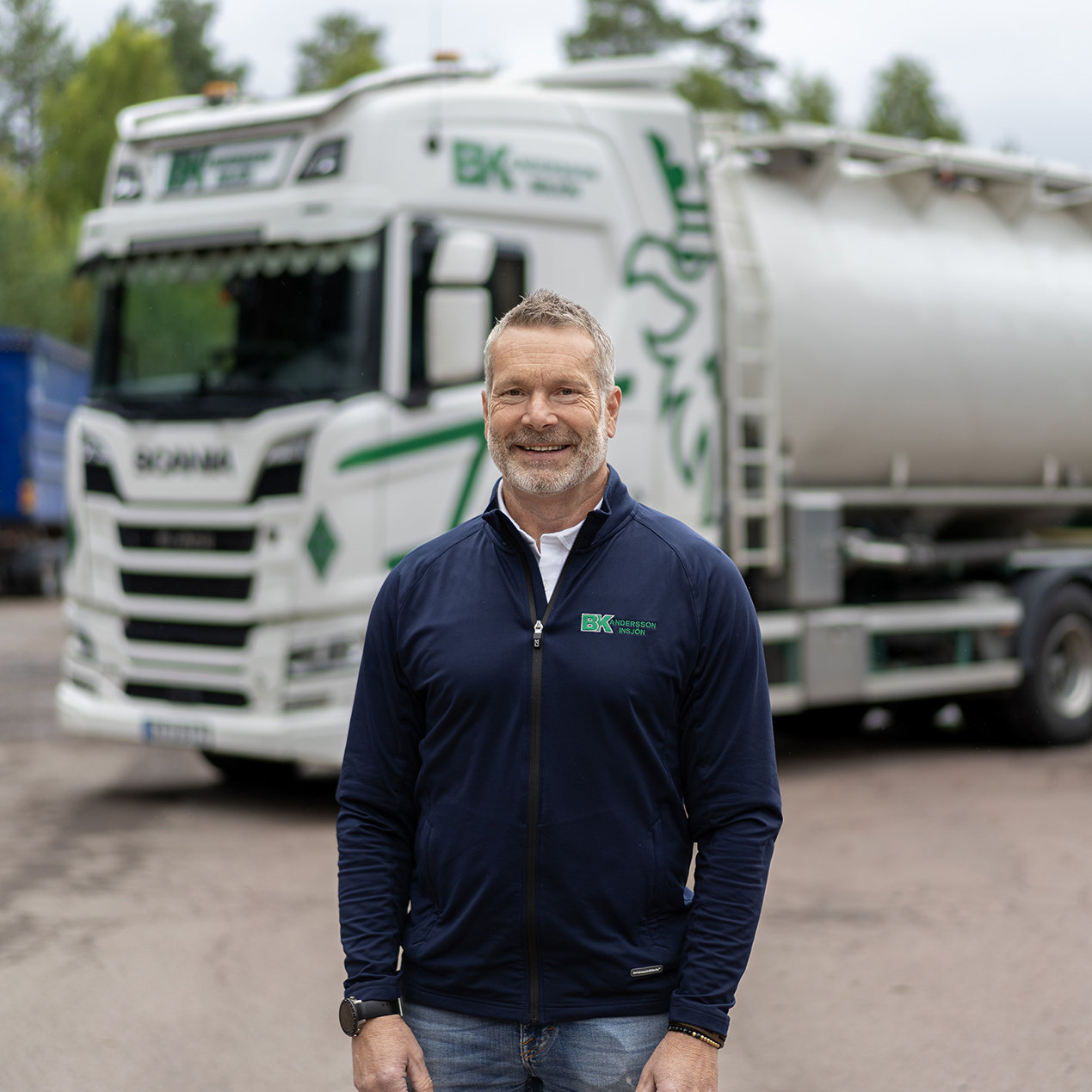 Man framför lastbil