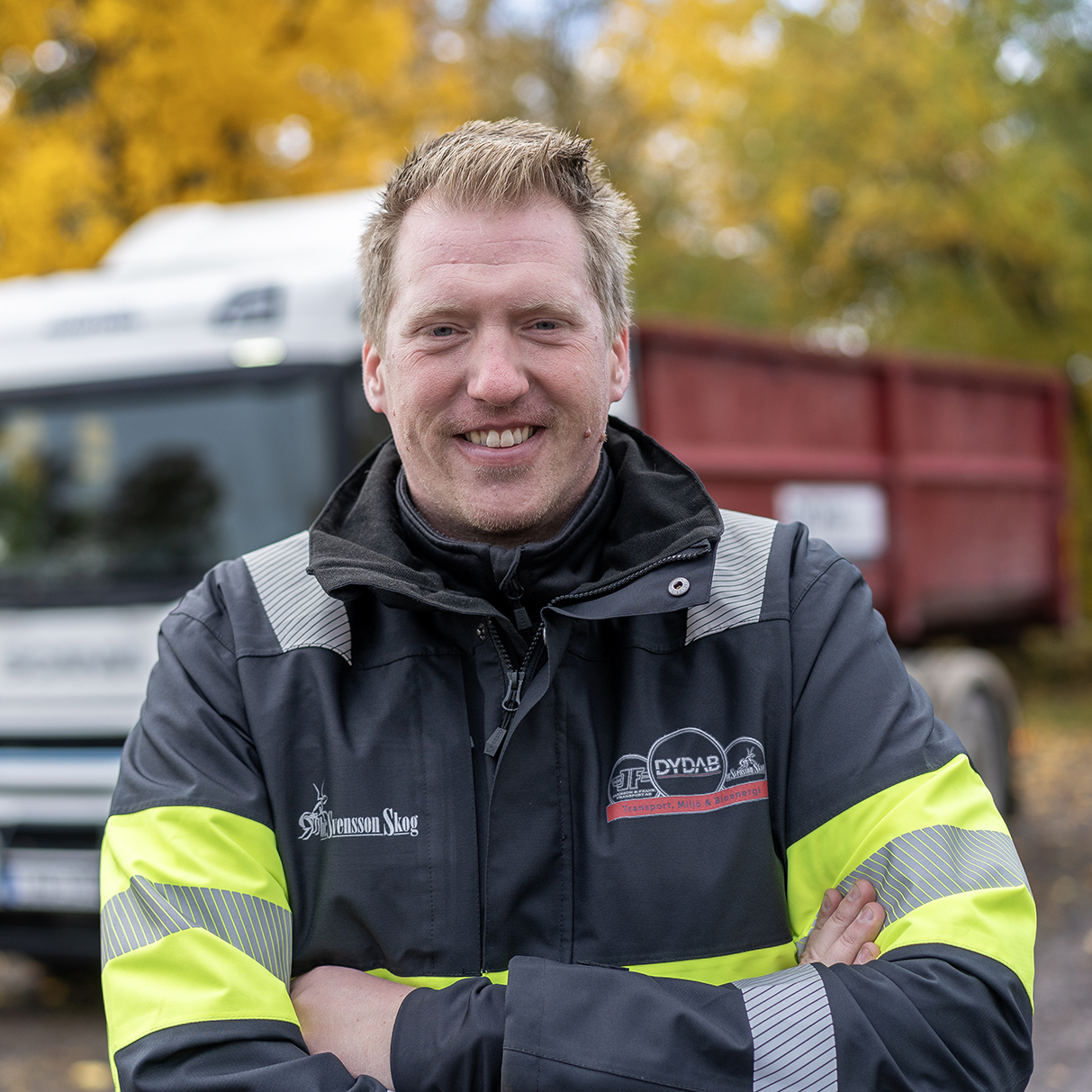Förare framför en Scania lastbil