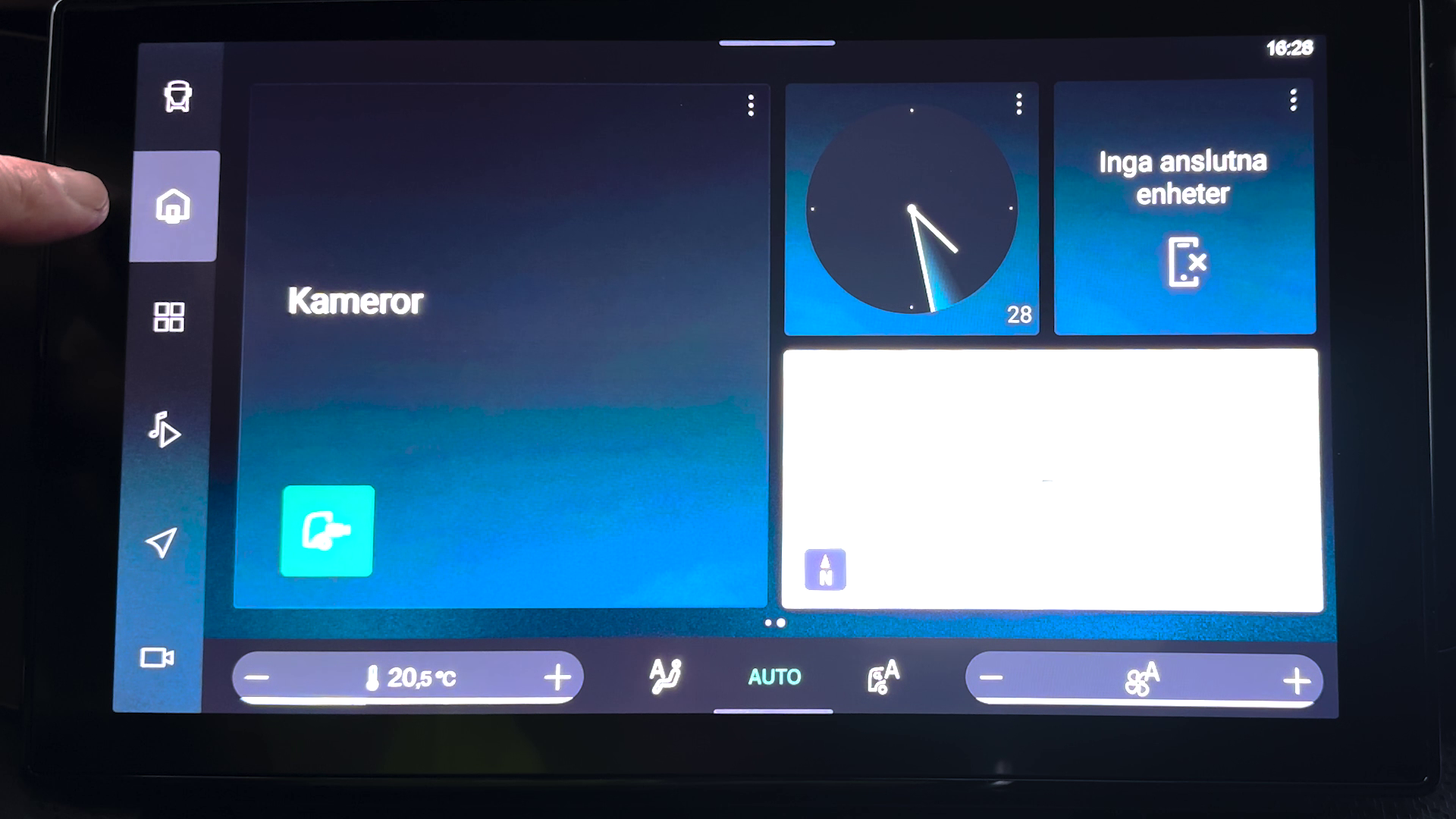 Lär dig hur du använder startskärmen i infotainmentsystemet. Filmen visar hur du navigerar mellan widgets och appar samt hur olika funktioner, som navigation och telefon, nås från startskärmen. Du får även se hur innehållet på startskärmen kan anpassas och visas.