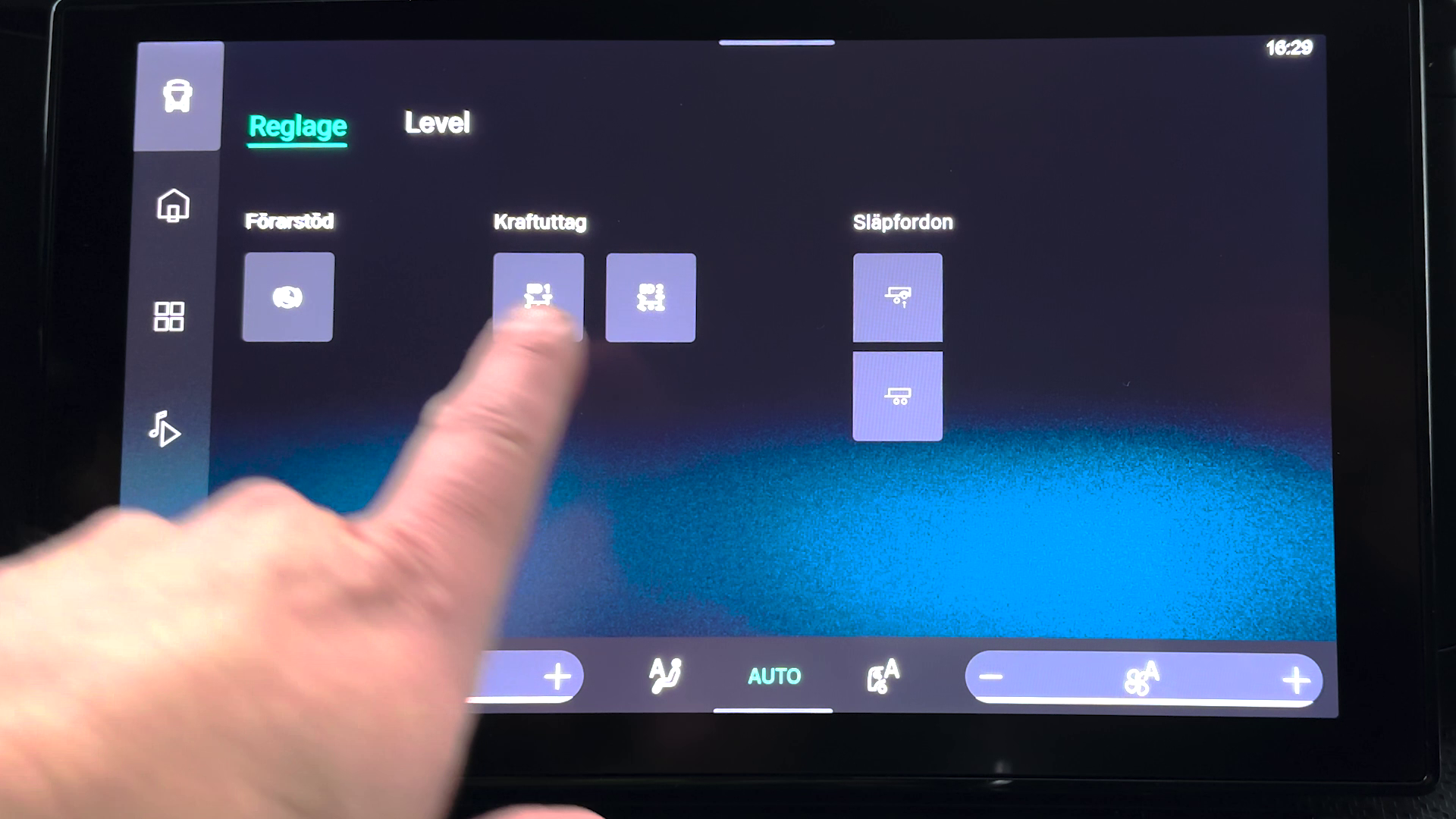 Lär dig hur du använder startskärmen i infotainmentsystemet. Filmen visar hur du navigerar mellan widgets och appar samt hur olika funktioner, som navigation och telefon, nås från startskärmen. Du får även se hur innehållet på startskärmen kan anpassas och visas.