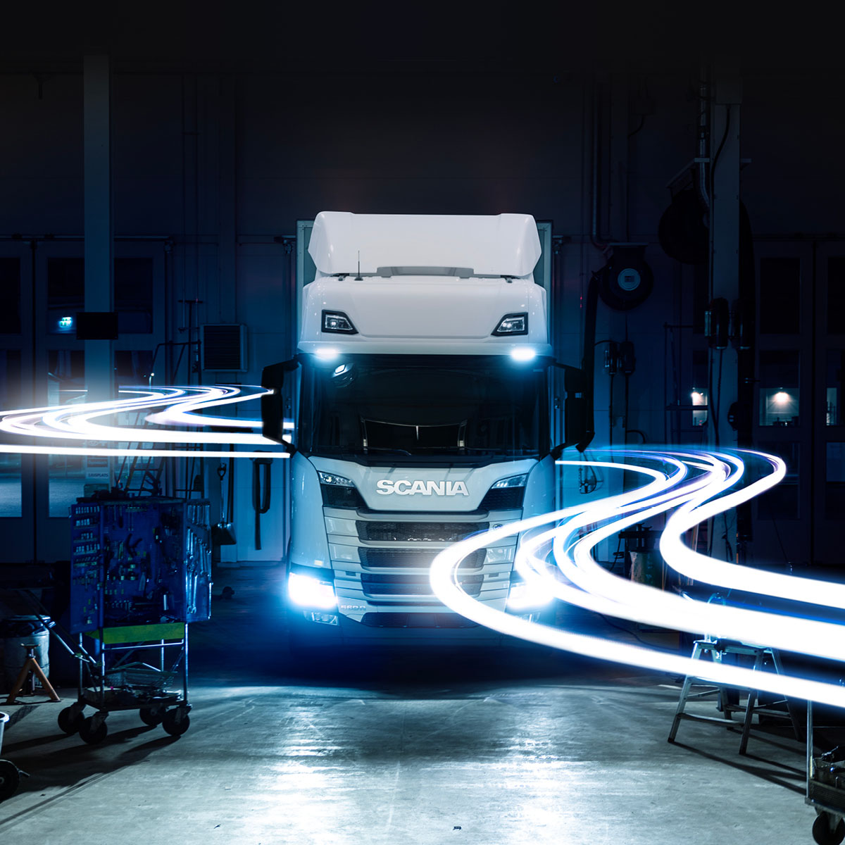 Vit Scania i servicehall