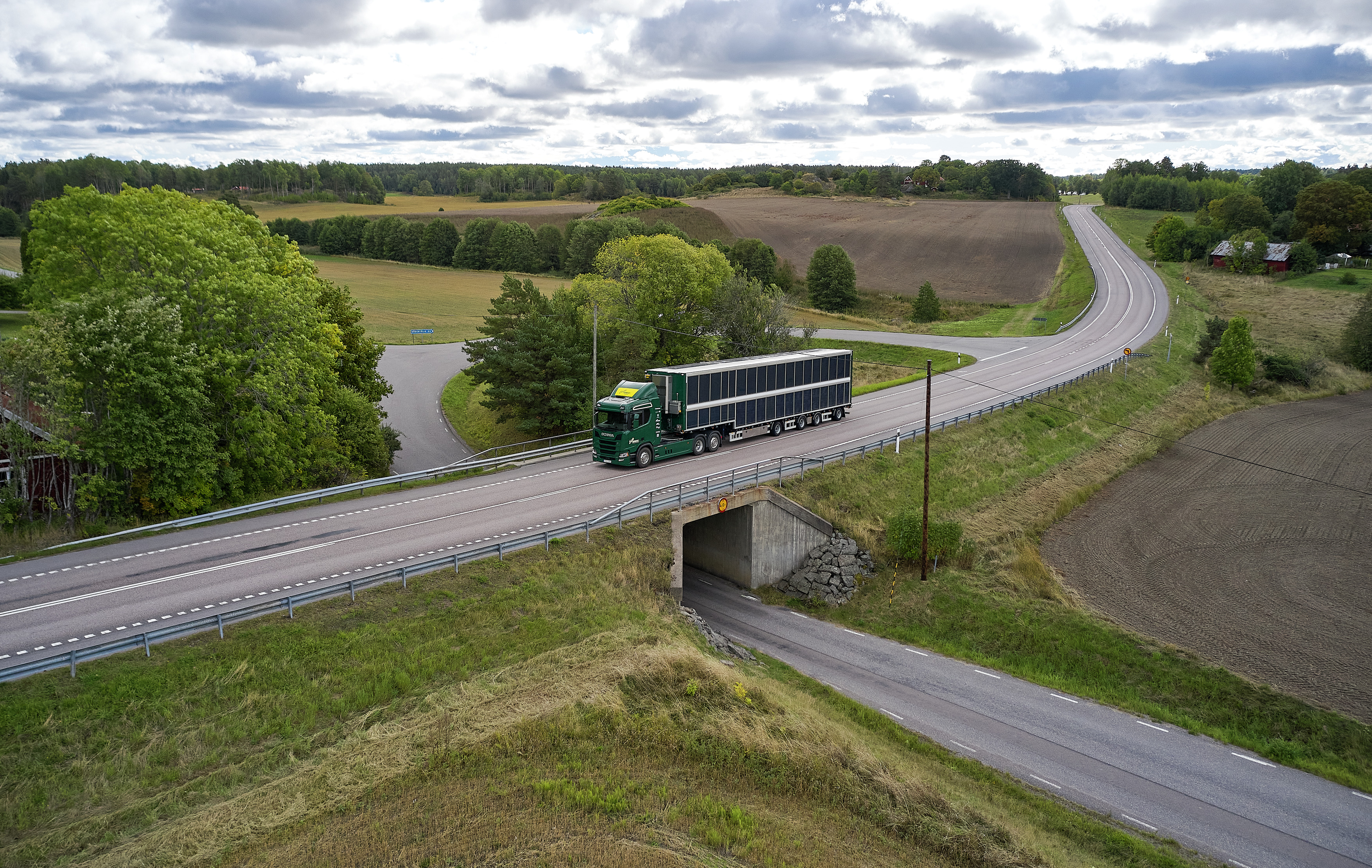 Hybridné nákladné vozidlo Scania s návesom pokrytým solárnymi panelmi.
