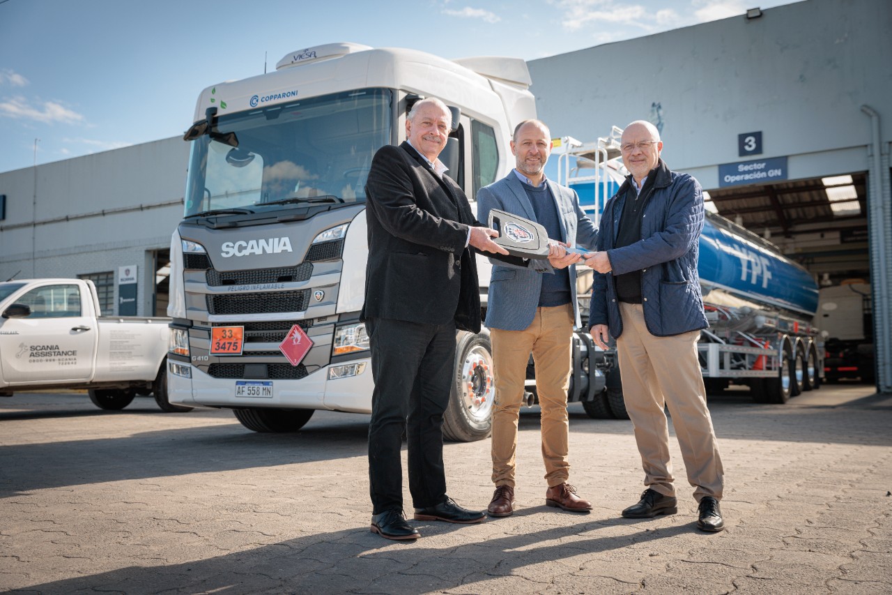 UN CAMIÓN SCANIA A GNC TRANSPORTARÁ COMBUSTIBLES YPF