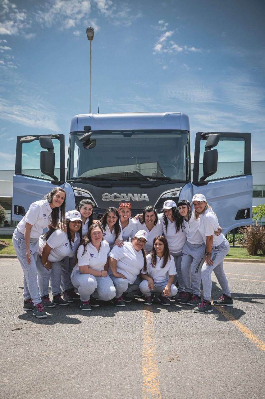 DOCE MUJERES SE CONVERTIRÁN EN LAS NUEVAS “CONDUCTORAS” DE SCANIA