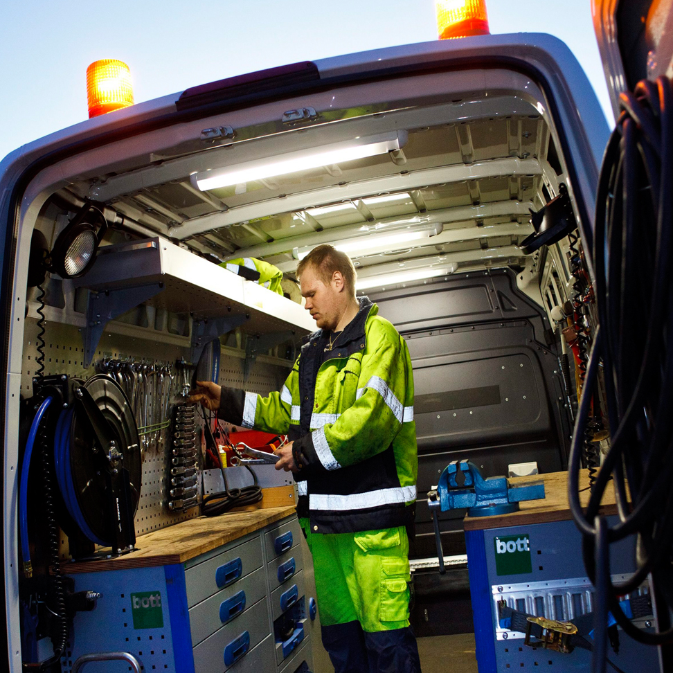 Técnico de servicio certificado de Scania seleccionando herramientas