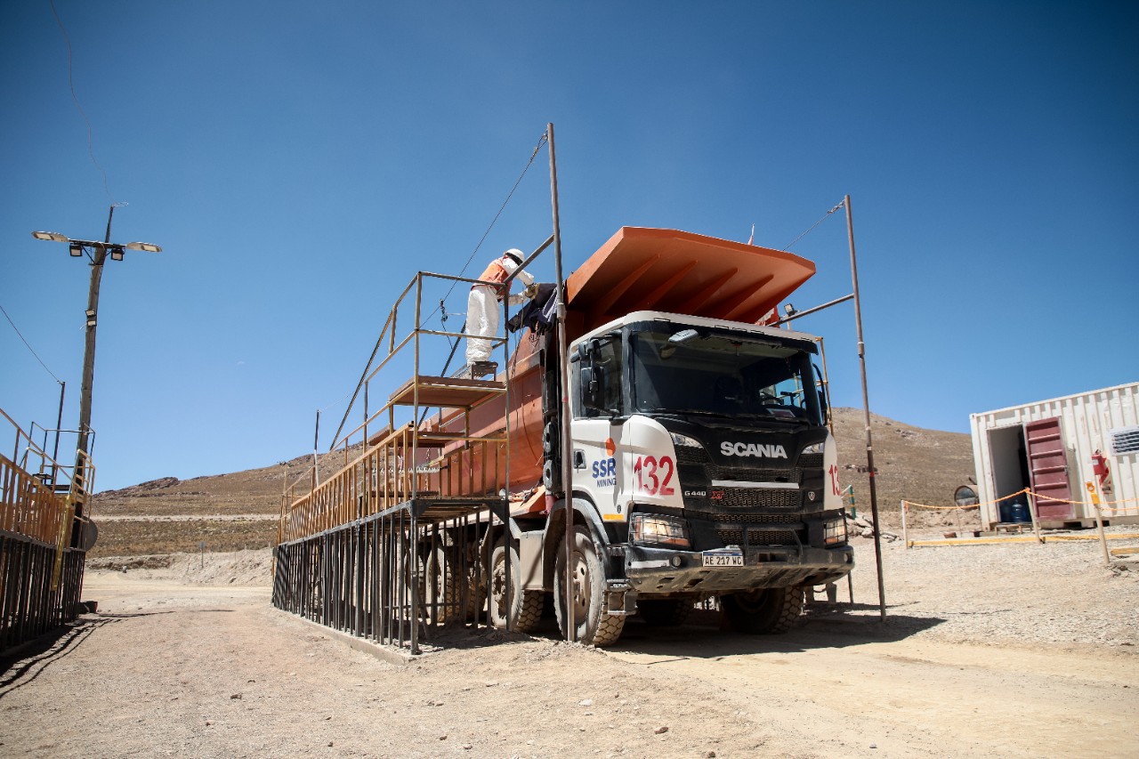 Volcador camión minero Scania P 450 XT