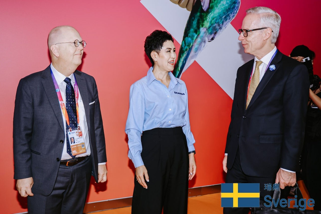 由左至右： Mats Harborn （传拓集团）, Amanda Liu （斯堪尼亚亚洲工业运营）, Per Augustsson（瑞典驻华大使）