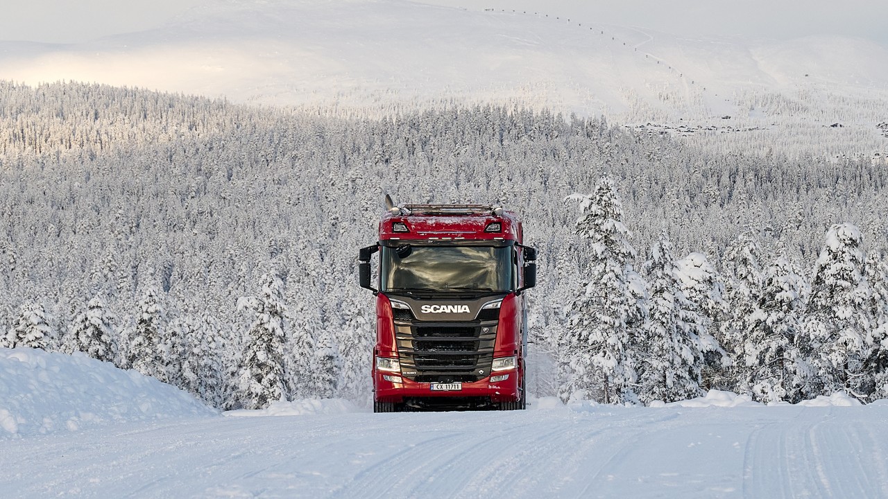 Roter Scania V8 im Schnee