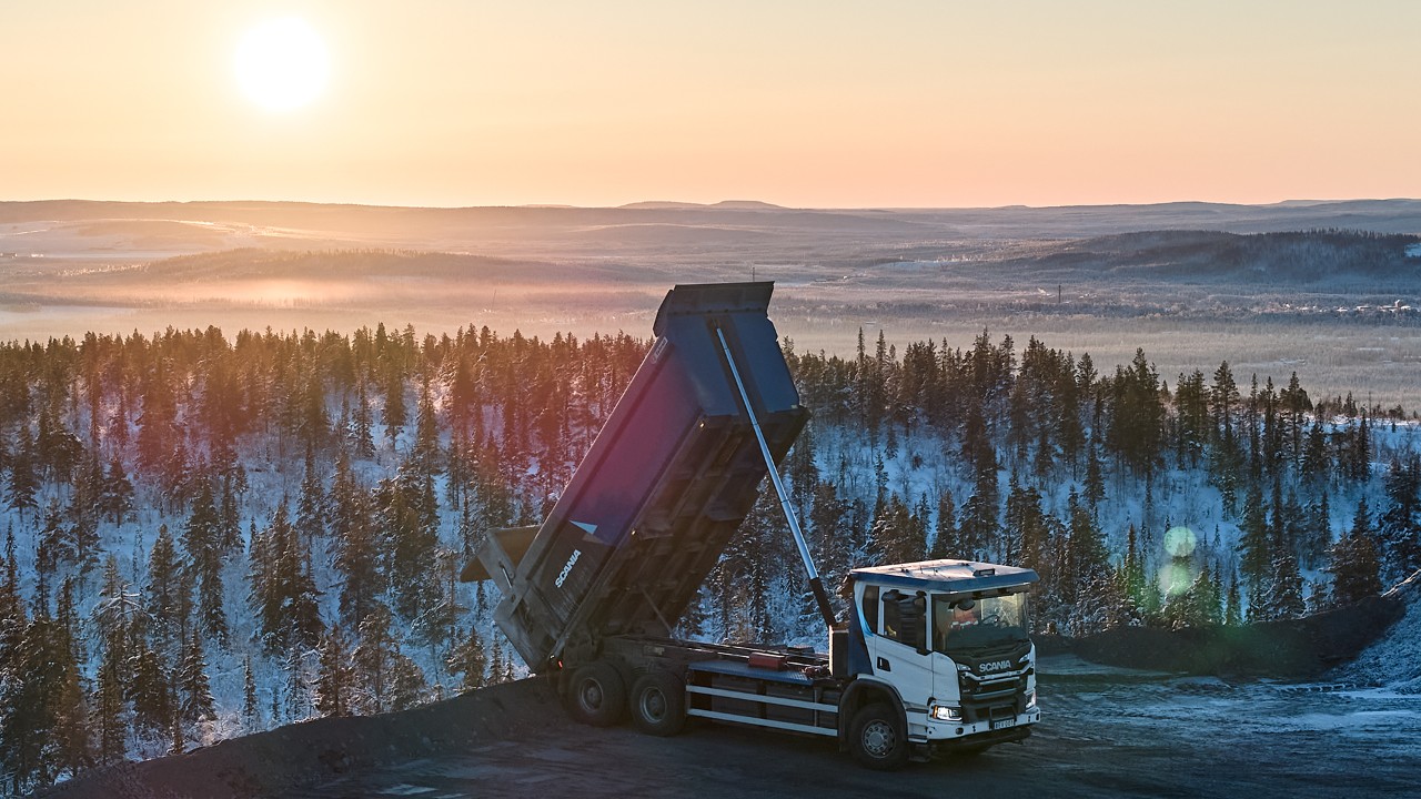 Scania Kipper im Schnee bei Sonnenuntergang