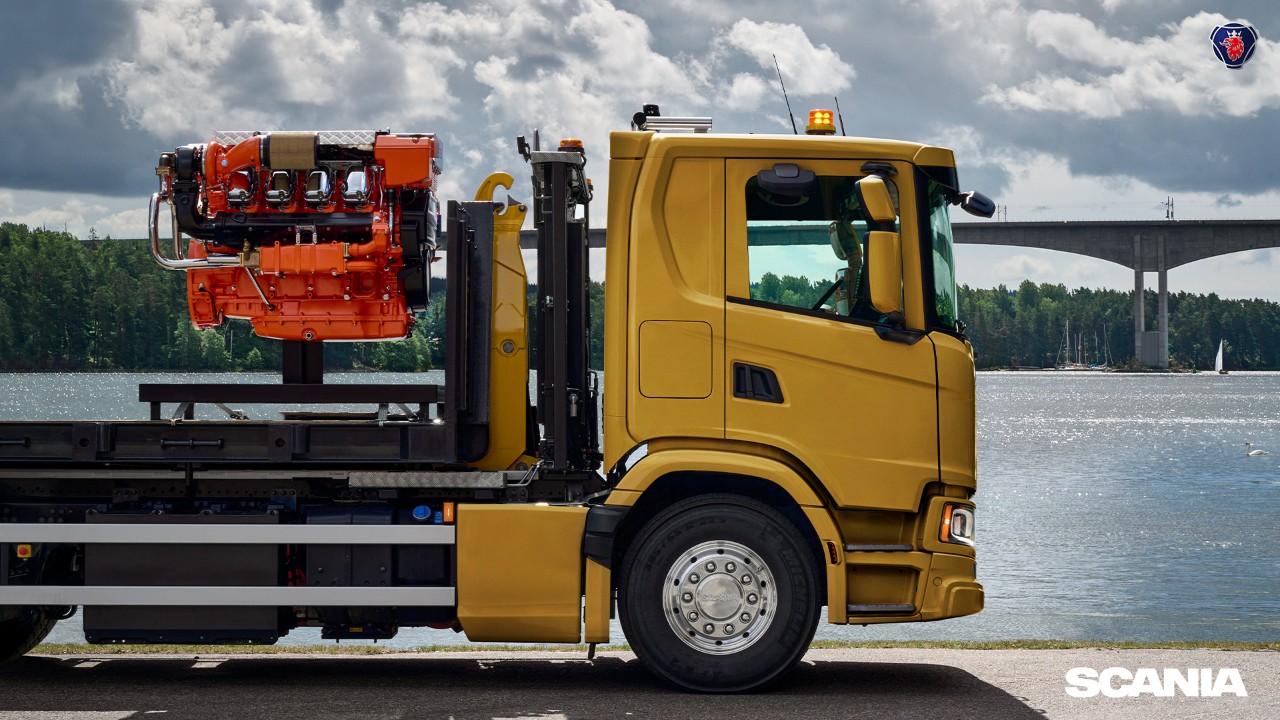 Gelber Scania und ein Scania V8 Schiffsmotor