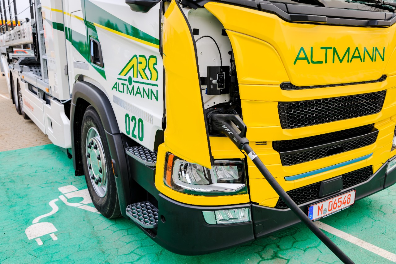 Weltweit erster vollelektrischer Scania Standard-Autotransporter geht in den Einsatz