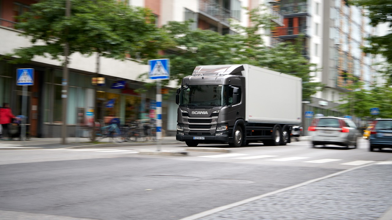 Scania Lkw mit Assistenzsystemen im Straßenverkehr