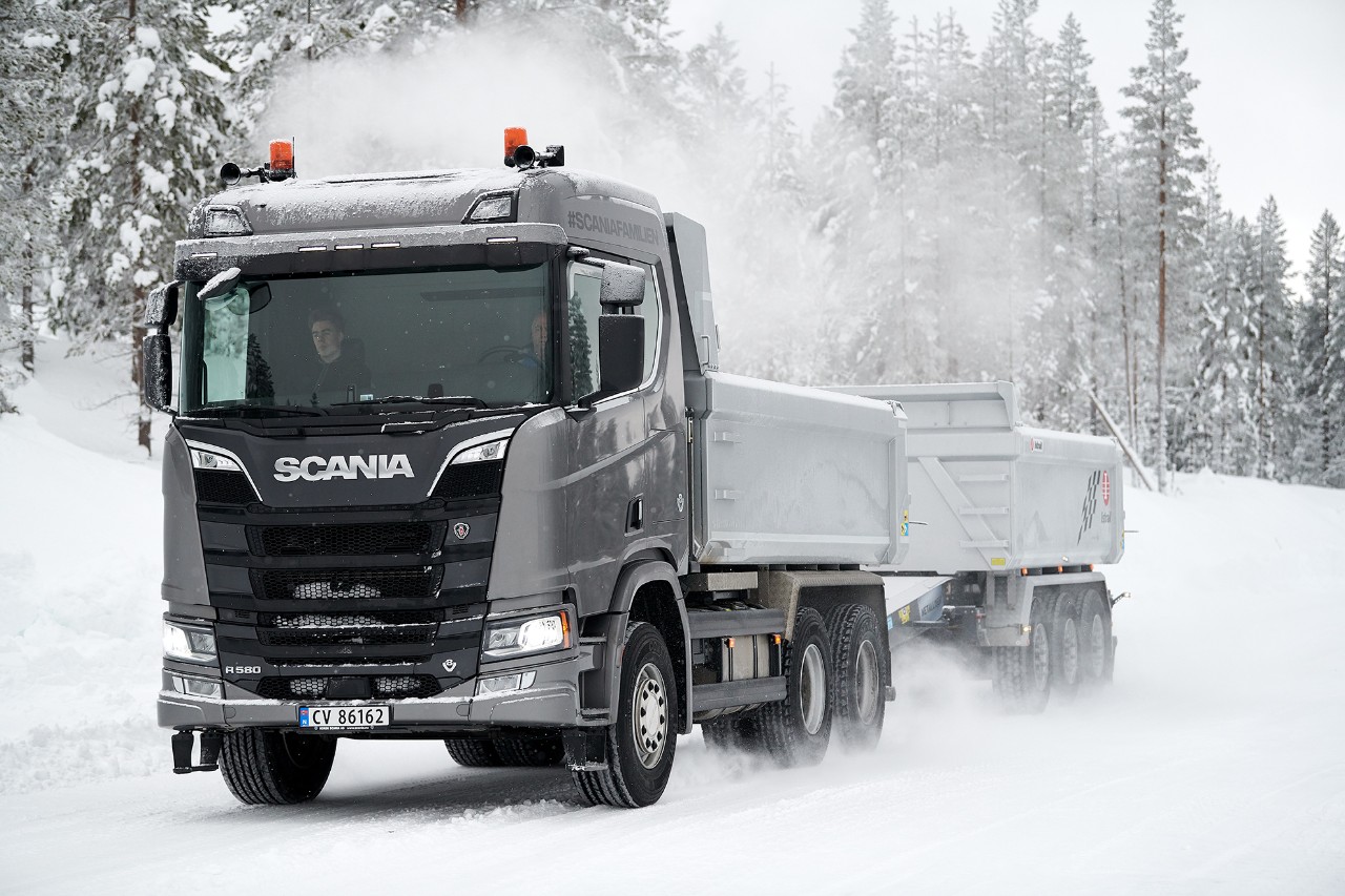 Scania R 580 fährt im Schnee